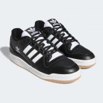 Image de la chaussure skate adidas forum low 84 ADV en noir en blanc