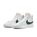 photo des chaussures de skateboard nike sb blazer mid iso white pro green
