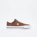 photo de la chaussure de skateboard convers one star x quartersnack dark clove