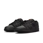 photo des chaussures de skateboard nike sb dunk low triple black