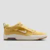 photo de la chaussure de skateboard nike sb air max ishod saturn gold