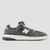 photo de la chaussure de skateboard new balance 933 grey days