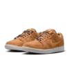 photo des chaussures de skateboard Nike Sb dunk low QS x Note Shop