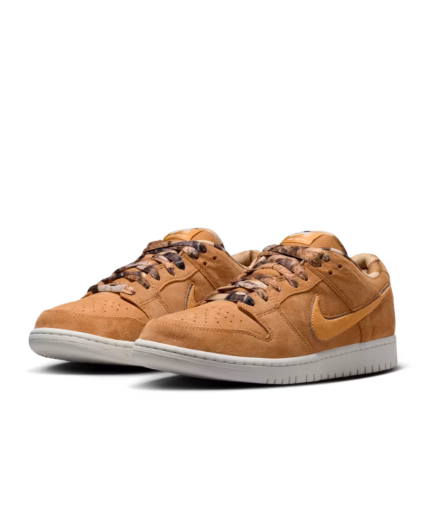 photo des chaussures de skateboard Nike Sb dunk low QS x Note Shop