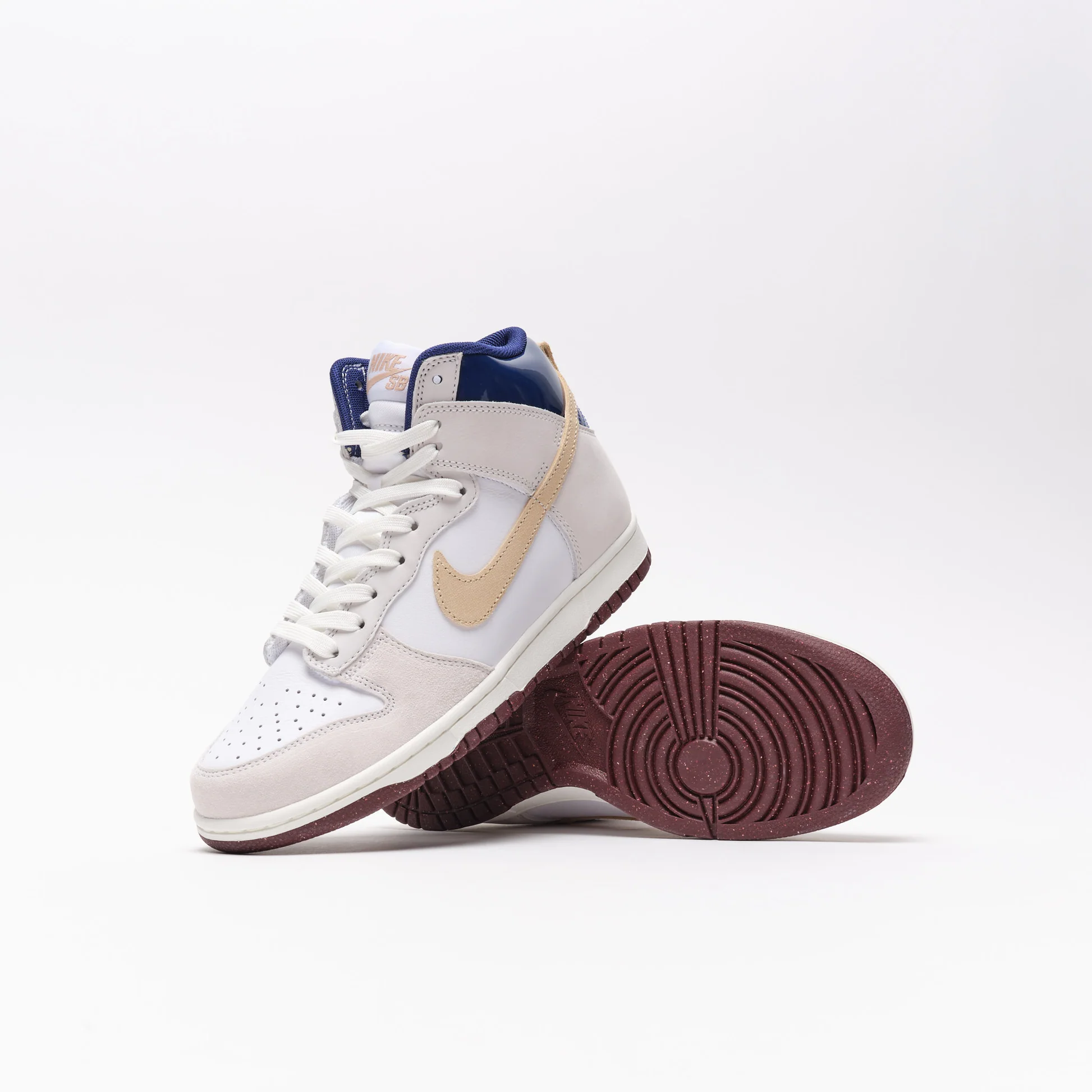photo de la chaussure de skateboard nike sb dunk high pro qs beyond