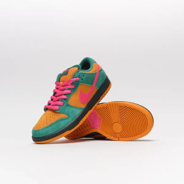 Nike_SB_-_Zoom_Dunk_Low_Green_Noise_Watermelon-Light_Curry-3
