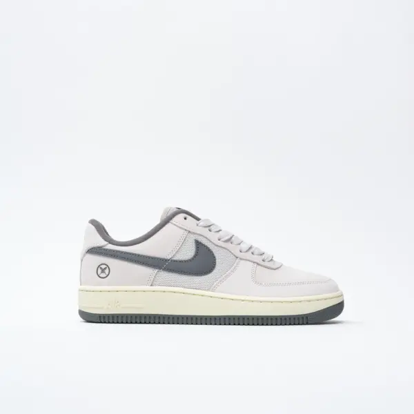 NIKE_SB_AIR_FORCE_1_YUTO_WHITE_IRON_GREY_WHITE_IO8439_100 Photo de la chaussure de skateboard nike sb yuto horigome air force one